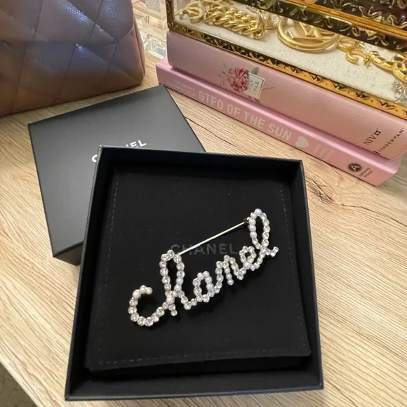 CHANEL
Metal Glass Swirling Pearls Brooch Pin Gold - Picture 4 of 8